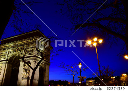 日の入り直後のパリ、エトワール広場・凱旋門 62274589
