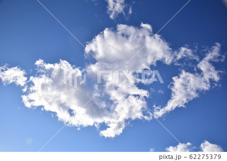 千切れ雲の飛行 大空流れる千切れ雲 青空と千切れ雲の写真素材 