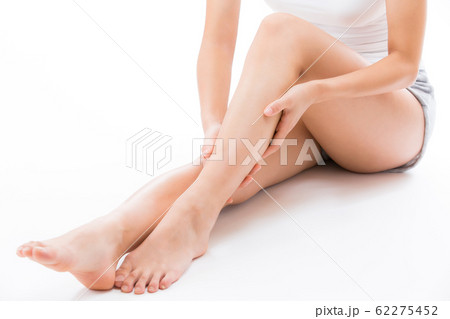 脚のスキンケアする女性。 脚のスキンケアする女性。 62275452