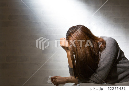 悲しむ女性 62275481