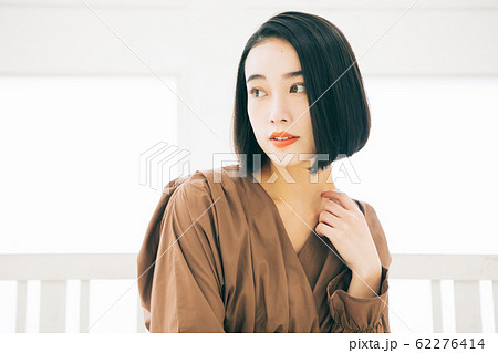 若い女性 ヘアスタイル ショートボブの写真素材