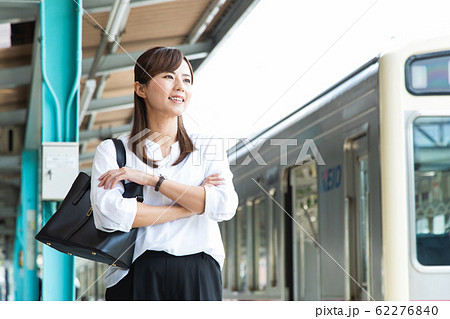 通勤 女性 電車 ビジネスウーマン 撮影協力:京王電鉄株式会社 通勤 女性 電車 ビジネスウーマン 撮影協力:京王電鉄株式会社 62276840