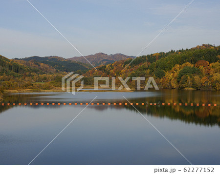 紅葉の木々と栗山ダム　青い湖面　広角 62277152