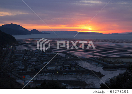 宇土市長浜漁港と夕陽 62278191