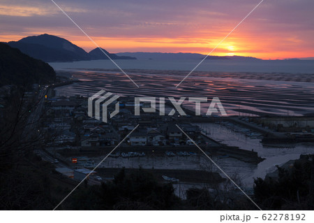 宇土市長浜漁港と夕陽 62278192
