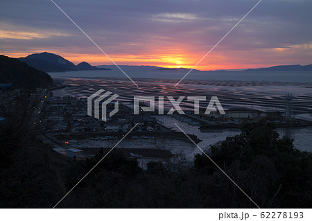 宇土市長浜漁港と夕陽 62278193