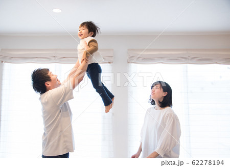 子供を抱っこする父親 62278194