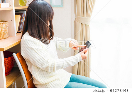 スマホを操作する女性 SNS アプリ 通販 ゲーム 電子書籍 オンライン決済等 スマホを操作する女性 SNS アプリ 通販 ゲーム 電子書籍 オンライン決済等 62278443