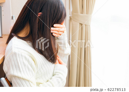 体調不良の女性　疾病　つわり　鬱　偏頭痛など 62278513