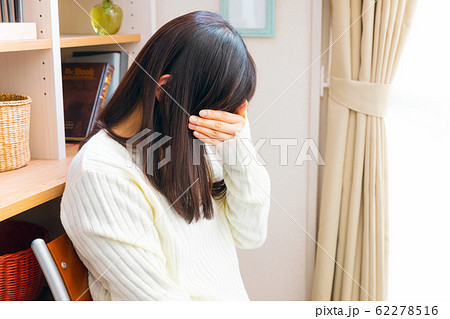 体調不良の女性　様々な疾病 62278516