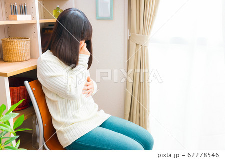 鼻をつまむ女性　においつわり　妊娠初期 62278546
