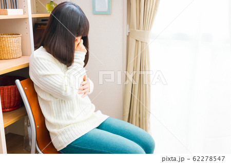 鼻をつまむ女性 においつわり 妊娠初期の写真素材