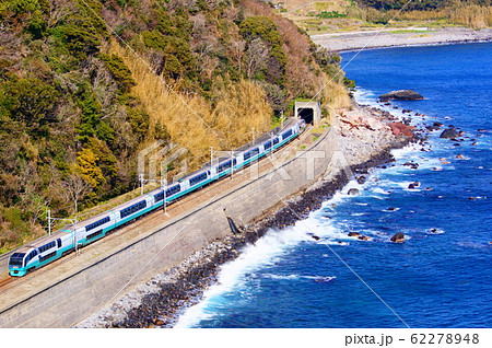 伊豆稲取の大俯瞰　伊豆海岸線を行く、特急スーパービュー踊り子 62278948
