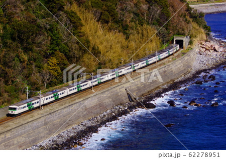 伊豆の絶景　海岸線を行く185系・特急踊り子 62278951