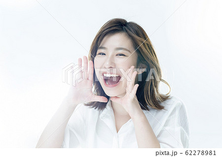 叫ぶ女性 62278981