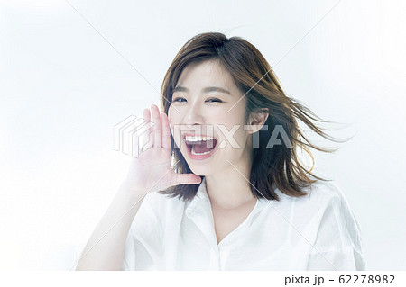 叫ぶ女性 62278982