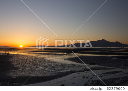 長浜干潟と夕陽と島原 62279000