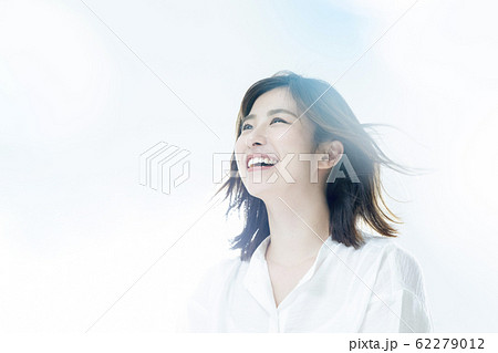 白いシャツの女性 白いシャツの女性 62279012