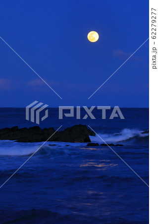 ひたちなか市平磯海岸より東の空に昇る満月 ひたちなか市平磯海岸より東の空に昇る満月 62279277