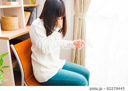 くしゃみ、咳をする女性　花粉症や風邪など様々な疾病 62279445