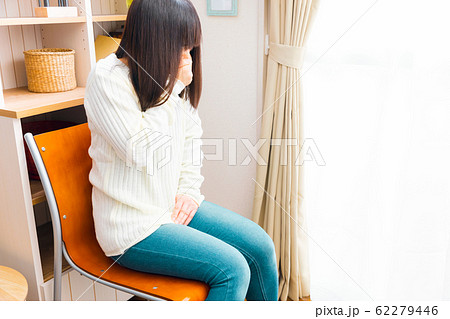 くしゃみや咳で尿漏れしてしまう女性　腹圧性尿失禁 62279446