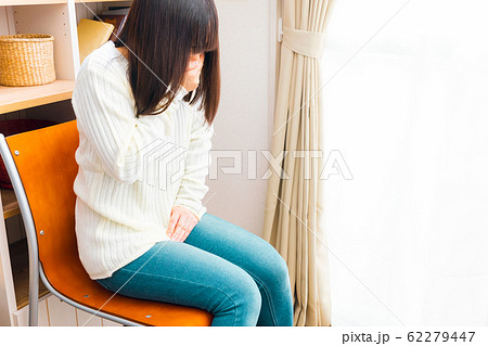 くしゃみや咳で尿漏れしてしまう女性　腹圧性尿失禁 62279447