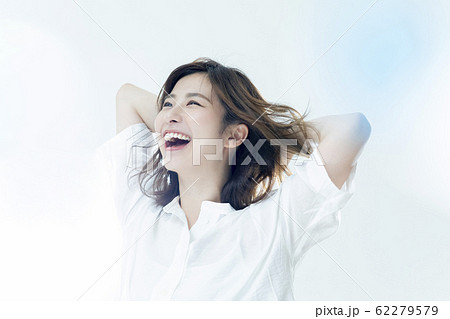 風に吹かれる女性 風に吹かれる女性 62279579