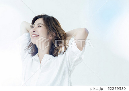 風に吹かれる女性 62279580