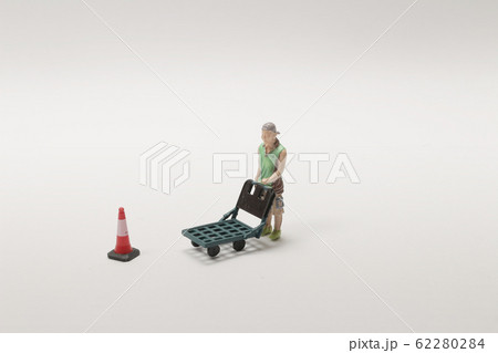 a fun of Mini people of labor pulling a fun of Mini people of labor pulling 62280284