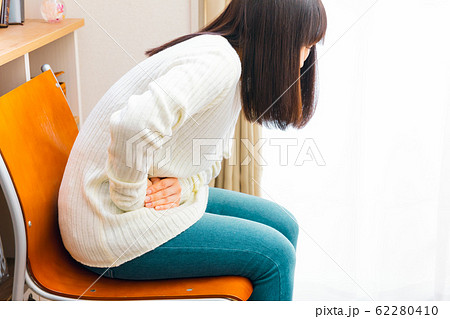 写真素材: 腹痛の女性 病気や妊娠など样々な症