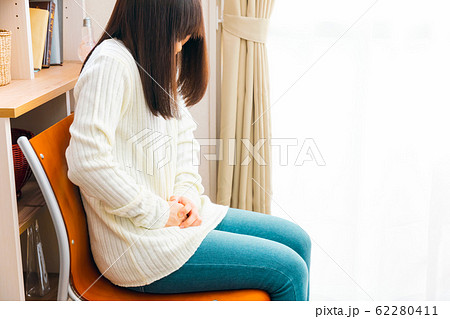 腹痛の女性 病気や妊娠など様々な症状 腹痛の女性 病気や妊娠など様々な症状 62280411