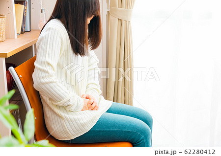 腹痛の女性　病気や妊娠など様々な症状 62280412
