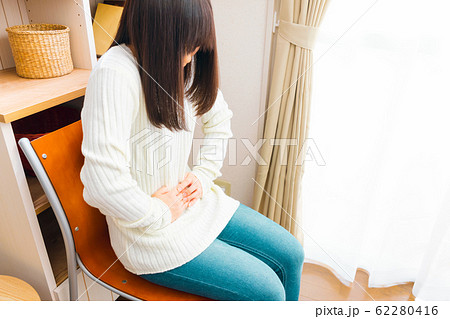腹痛の女性　病気や妊娠など様々な症状 62280416