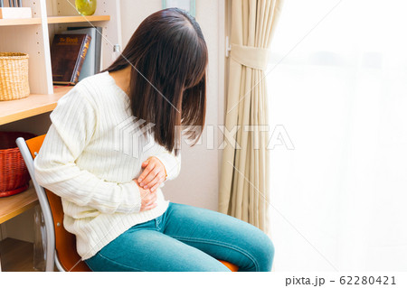 腹痛の女性 病気やストレスなど様々な症状 腹痛の女性 病気やストレスなど様々な症状 62280421