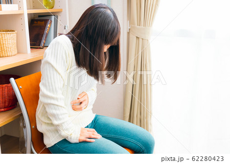 腹痛の女性　病気やストレスなど様々な症状 62280423