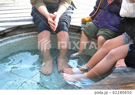 足湯につかる子供たち 和倉温泉 の写真素材