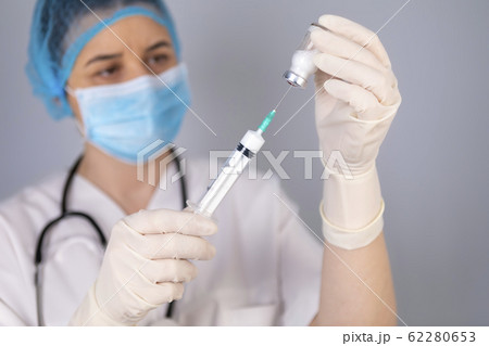 Doctor hands filling the syringe with vaccine 62280653