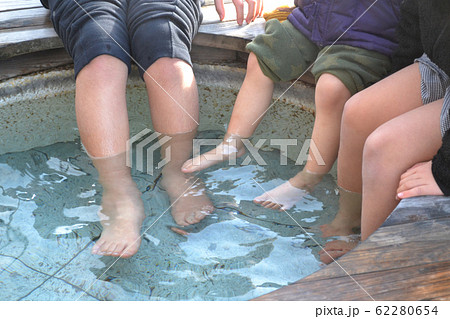 足湯につかる子供たち(和倉温泉) 足湯につかる子供たち(和倉温泉) 62280654