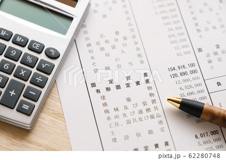 【写真素材】　固定負債　 決算書　ビジネスシーン　貸借対照表　損益計算書　法人　確定申告 62280748