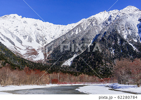 【長野県】冬の上高地　北アルプスと梓川 62280784