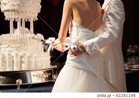 ケーキ入刀 ウェディング 結婚式 新郎新婦の写真素材