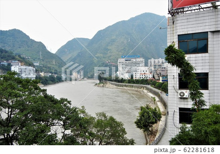 中国雲南省の川景色:六庫市内を流れる怒江(タルウイン川上流) 中国雲南省の川景色:六庫市内を流れる怒江(タルウイン川上流) 62281618