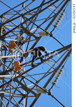 送電塔の高所作業 62282247