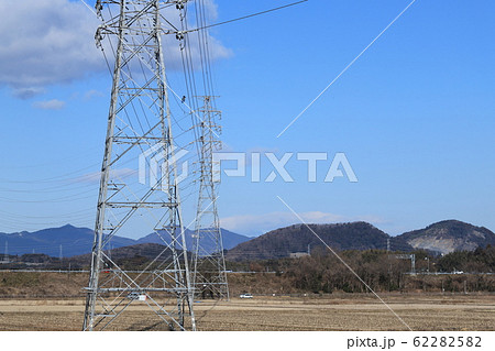送電塔の上での作業風景 62282582