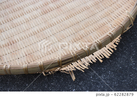 壊れた竹ざる 62282879
