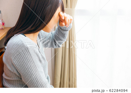 目をこする女性　寝起き　睡眠障害　ナルコレプシーやマイクロスリープ 62284094