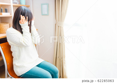 頭痛の女性　様々な頭痛　悩み　コピースペース 62285063
