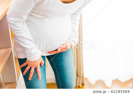 お腹を抱える妊婦 お腹を抱える妊婦 62285069