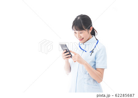 スマホを使う若い看護師 62285687