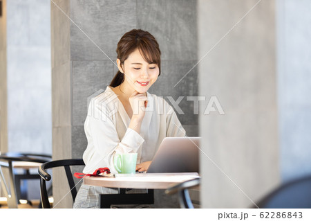 ノマドワーカー 女性 ノマドワーカー 女性 62286843
